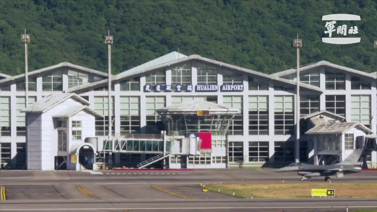 Militärflugzeuge aller Art übten auch die Verlegung zu besser geschützten Luftwaffenstützpunkten an der Ostküste wie Hualien, die weiter von einer potenziellen Frontlinie entfernt sind.