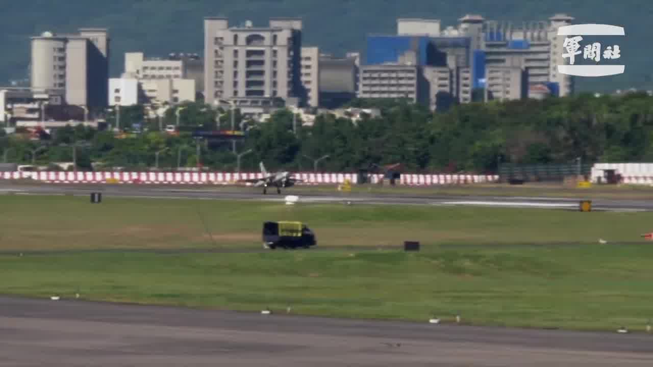 Militärflugzeuge aller Art übten auch die Verlegung zu besser geschützten Luftwaffenstützpunkten an der Ostküste wie Hualien, die weiter von einer potenziellen Frontlinie entfernt sind.