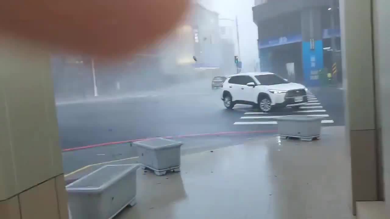 Footage of Typhoon Krathon roaring in the city of Kaohsiung, Taiwan