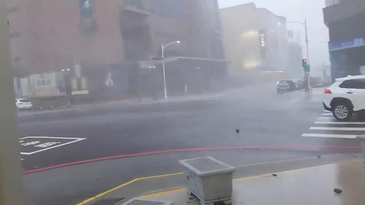 Footage of Typhoon Krathon roaring in the city of Kaohsiung, Taiwan