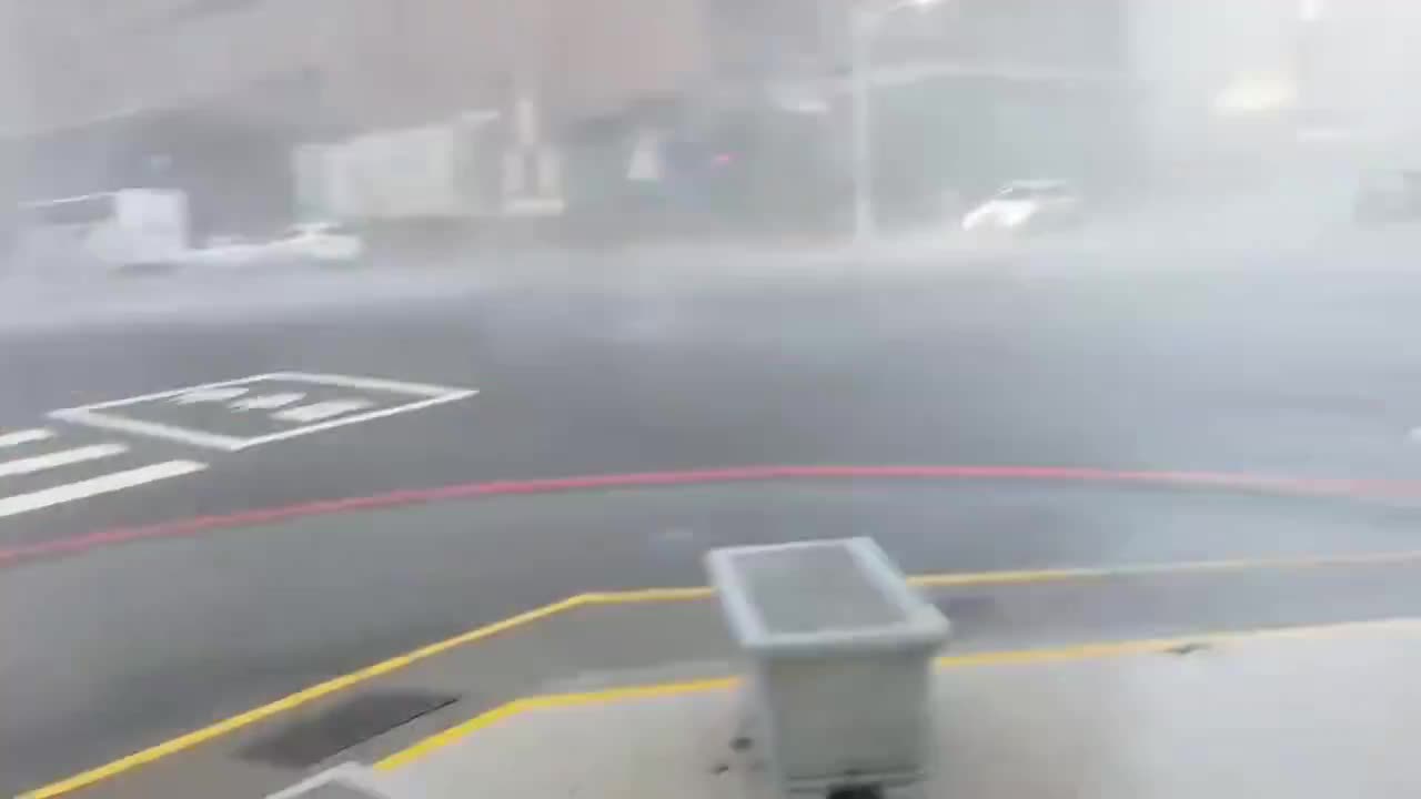 Footage of Typhoon Krathon roaring in the city of Kaohsiung, Taiwan